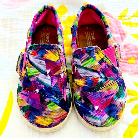 Rainbow TOMS shoes in size 8 (toddler) - Picture 1 of 11